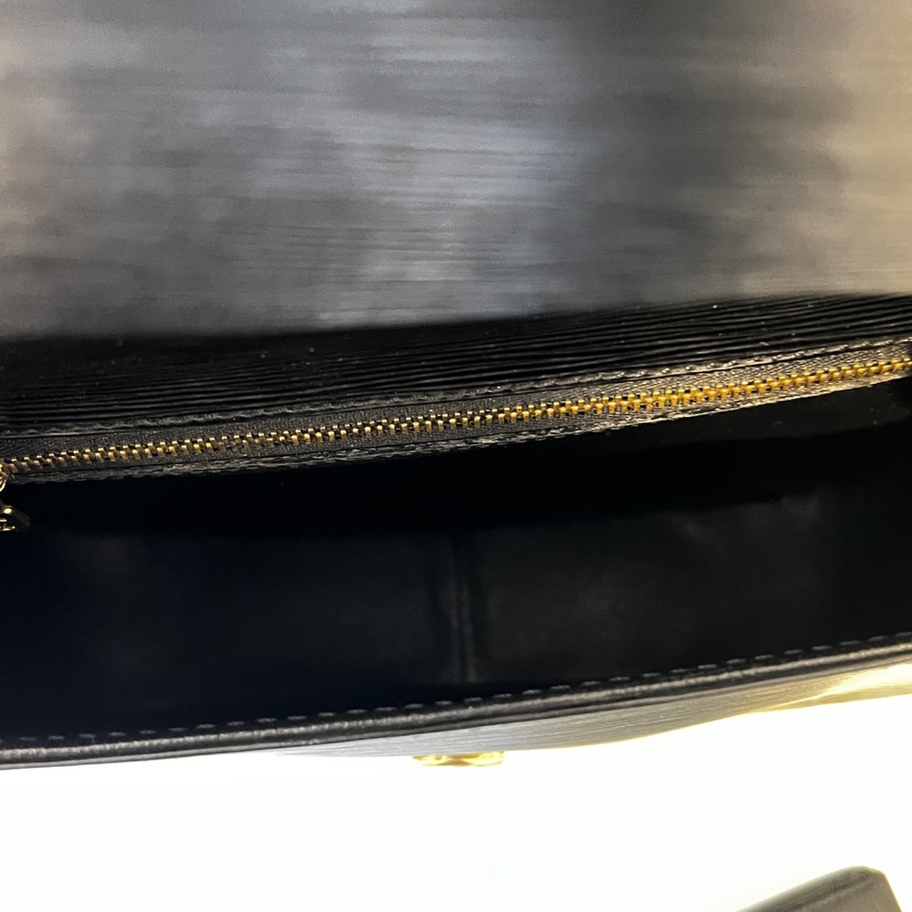 Authentic Epi black handbag - Picture 2 of 5